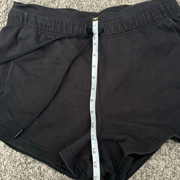 Lululemon inner glow short in black Size 10 - Picture 4 of 6